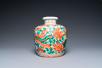 Un vase en porcelaine de Chine wucai &agrave; d&eacute;cor de ph&eacute;nix, &eacute;poque Transition