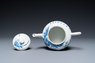 Une th&eacute;i&egrave;re en porcelaine de Chine 'Bleu de Hue' pour le Vietnam, marque Ruo Shen Zhen Cang, 19&egrave;me