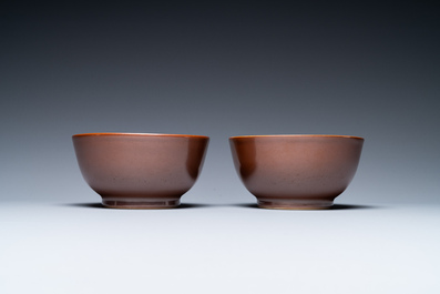 Une paire de bols en porcelaine de Chine caf&eacute; au lait monochrome, marque et &eacute;poque de Qianlong