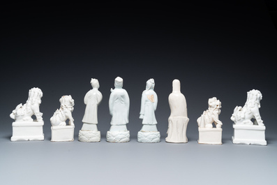 Twee paar Chinese Dehua blanc de Chine wierookstokhouders, drie libation cups en vier figuren, Kangxi en later