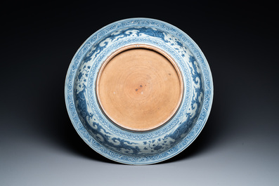 Un important plat en porcelaine de Chine en bleu et blanc &agrave; d&eacute;cor d'un dragon, Chine, Ming, 2&egrave;me moiti&eacute; du 15&egrave;me