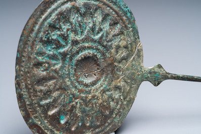 Twee grote Luristaanse bronzen kledingpinnen met schijfvormige ornamenten, Iran, 1e millennium v.C.