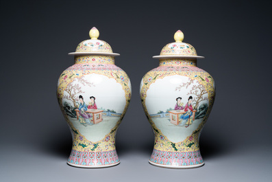 Een paar Chinese famille rose dekselvazen, Qianlong merk, Republiek