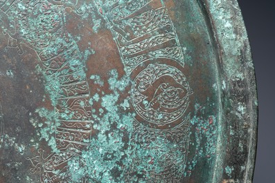 Een grote Seljoek bronzen schotel met inscripties in Koefisch schrift, Iran, 12/14e eeuw