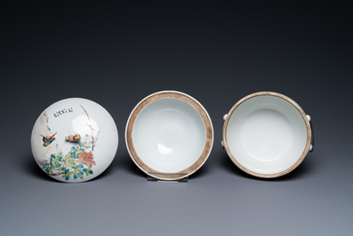 Un bol couvert en porcelaine de Chine qianjiang cai, sign&eacute; Yi Mao, 19/20&egrave;me
