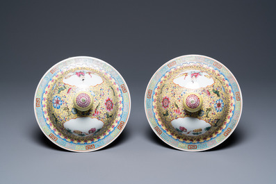 Une paire de vases couverts en porcelaine de Chine famille rose, marque de Qianlong, R&eacute;publique