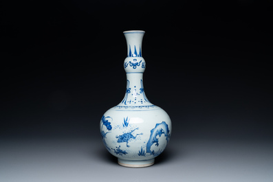 Un vase de forme bouteille en porcelaine de Chine en bleu et blanc figurant un l&eacute;zard, une grenouille et deux papillons, &eacute;poque Transition