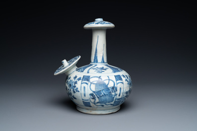 Une verseuse de type kendi en porcelaine de Chine en bleu et blanc de type kraak de l'&eacute;pave 'Hatcher', &eacute;poque Transition