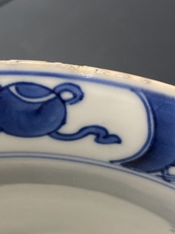 Een Chinese blauw-witte kom met verhalend decor, Kangxi