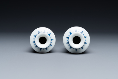 Une paire de vases miniatures ou tabati&egrave;res en porcelaine de Chine en bleu, blanc et rouge de cuivre, marque Qing Feng, 18/19&egrave;me