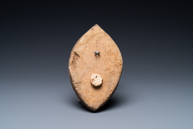 Un carreau de forme ovale en c&eacute;ramique islamique, peut-&ecirc;tre timouride (?), 17&egrave;me