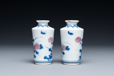 Een paar Chinese blauw-witte en koperrode miniatuur vaasjes of snuifflessen, Qing Feng merk, 18/19e eeuw