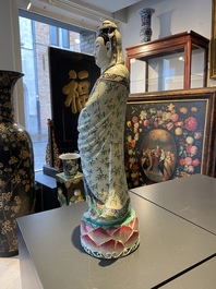 Une grande figure de Guanyin en porcelaine de Chine famille rose, marque Xue Chang Sen Zuo, R&eacute;publique