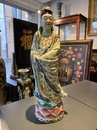 Une grande figure de Guanyin en porcelaine de Chine famille rose, marque Xue Chang Sen Zuo, R&eacute;publique