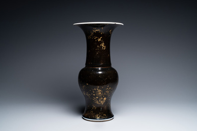 Een Chinese monochrome zwarte 'yenyen' vaas met sporen van vergulding, Kangxi
