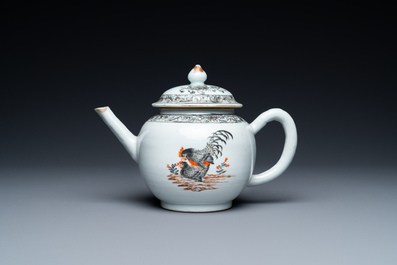 Une th&eacute;i&egrave;re couverte en porcelaine de Chine &agrave; d&eacute;cor d'un coq et d'une poule en accouplement en grisaille et rouge de fer, Yongzheng/Qianlong