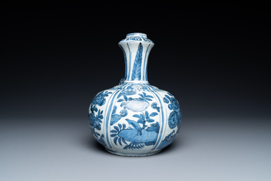 Een Chinese blauw-witte kraakporseleinen kendi, Wanli