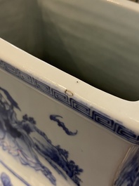 Een grote Chinese blauw-witte vaas met 'Vijf geleerden' decor, Qianlong