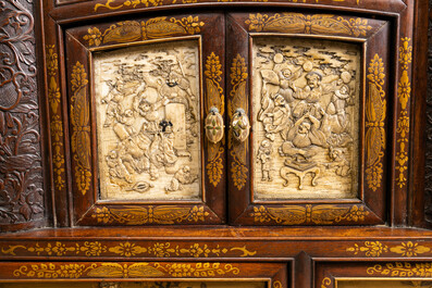 Un cabinet 'chigaidansu' en bois, laque dor&eacute; et ivoire, Japon, Meiji, 19&egrave;me