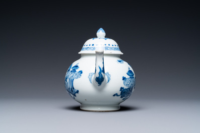 Een Chinese blauw-witte theepot met antiquiteiten, Yu merk, Kangxi