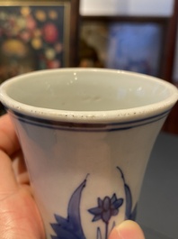 Un vase de forme bouteille en porcelaine de Chine en bleu et blanc, &eacute;poque Transition