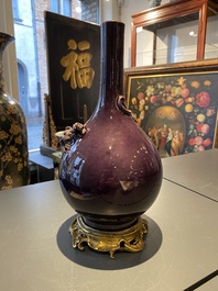 Een Chinese flesvormige monochrome aubergine vaas met vergulde bronzen montuur, Qianlong merk, 19/20e eeuw