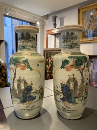 Une paire de vases de forme rouleau en porcelaine de Chine famille verte, marque de Kangxi, 19&egrave;me