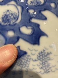 Un vase de forme bouteille en porcelaine de Chine en bleu et blanc, &eacute;poque Transition