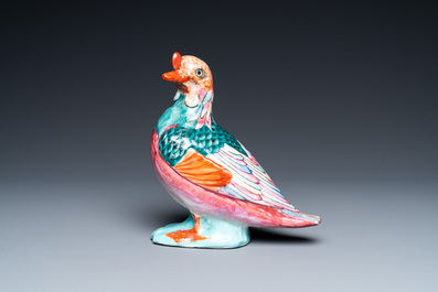 Un mod&egrave;le d'un pigeon en porcelaine de Chine famille rose, Qianlong