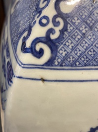 Een grote Chinese blauw-witte vaas met 'Vijf geleerden' decor, Qianlong