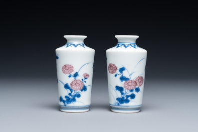 Een paar Chinese blauw-witte en koperrode miniatuur vaasjes of snuifflessen, Qing Feng merk, 18/19e eeuw