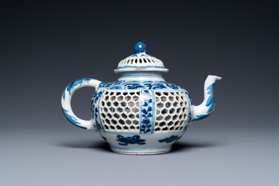 Une th&eacute;i&egrave;re couverte en porcelaine de Chine en bleu et blanc &agrave; double paroi ajour&eacute;e, &eacute;poque Transition