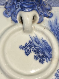 Een grote Chinese blauw-witte vaas met 'Vijf geleerden' decor, Qianlong