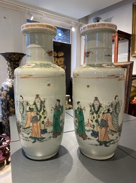 Une paire de vases de forme rouleau en porcelaine de Chine famille verte, marque de Kangxi, 19&egrave;me