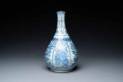 A Chinese blue and white kraak porcelain bottle vase, Wanli