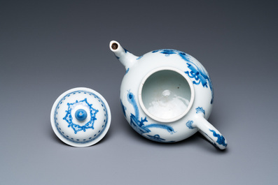 Een Chinese blauw-witte theepot met antiquiteiten, Yu merk, Kangxi