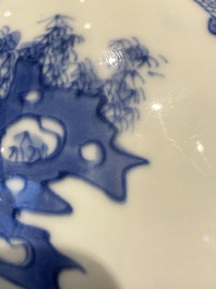Een Chinese blauw-witte flesvormige vaas met vier krijgers, Transitie periode