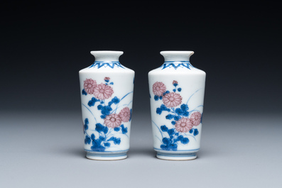 Une paire de vases miniatures ou tabati&egrave;res en porcelaine de Chine en bleu, blanc et rouge de cuivre, marque Qing Feng, 18/19&egrave;me