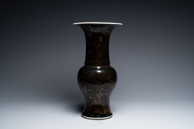 Een Chinese monochrome zwarte 'yenyen' vaas met sporen van vergulding, Kangxi