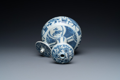 Une verseuse de type kendi en porcelaine de Chine en bleu et blanc de type kraak de l'&eacute;pave 'Hatcher', &eacute;poque Transition