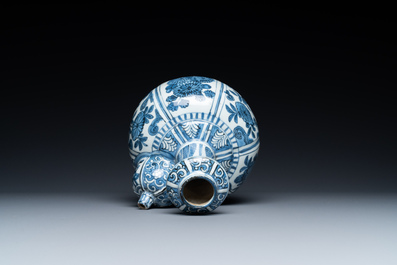 Een Chinese blauw-witte kraakporseleinen kendi, Wanli