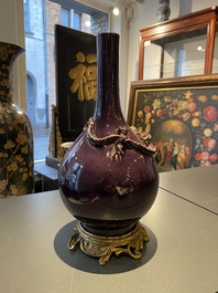 Een Chinese flesvormige monochrome aubergine vaas met vergulde bronzen montuur, Qianlong merk, 19/20e eeuw