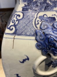 Een grote Chinese blauw-witte vaas met 'Vijf geleerden' decor, Qianlong