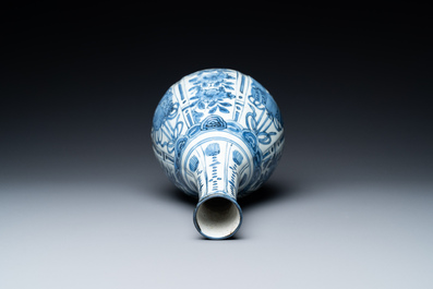 Un vase de forme bouteille en porcelaine de Chine en bleu et blanc de type kraak, Wanli