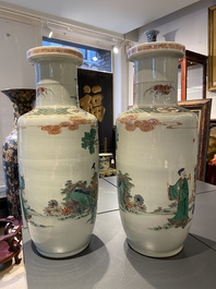 Une paire de vases de forme rouleau en porcelaine de Chine famille verte, marque de Kangxi, 19&egrave;me