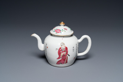 Une th&eacute;i&egrave;re couverte en porcelaine de Chine famille rose &agrave; d&eacute;cor Wu Shuang Pu, 19/20&egrave;me