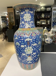 Un vase en porcelaine de Chine famille rose &agrave; fond bleu &agrave; d&eacute;cor 'bajixiang', 19&egrave;me