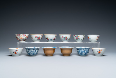 Vingt-deux tasses et dix-neuf soucoupes en porcelaine de Chine famille rose et en bleu et blanc, Kangxi et apr&egrave;s