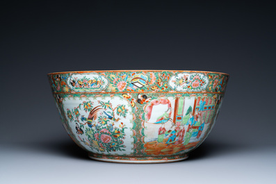 An impressive Chinese Canton famille rose bowl, 19th C.