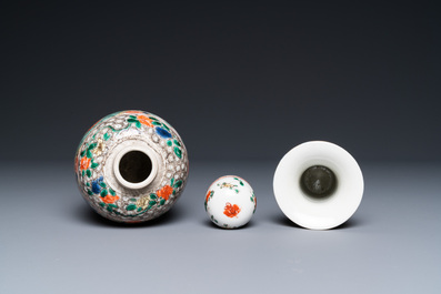 Une jarre couverte en porcelaine de Chine famille verte et un vase en grisaille et dor&eacute;, Kangxi et Yongzheng